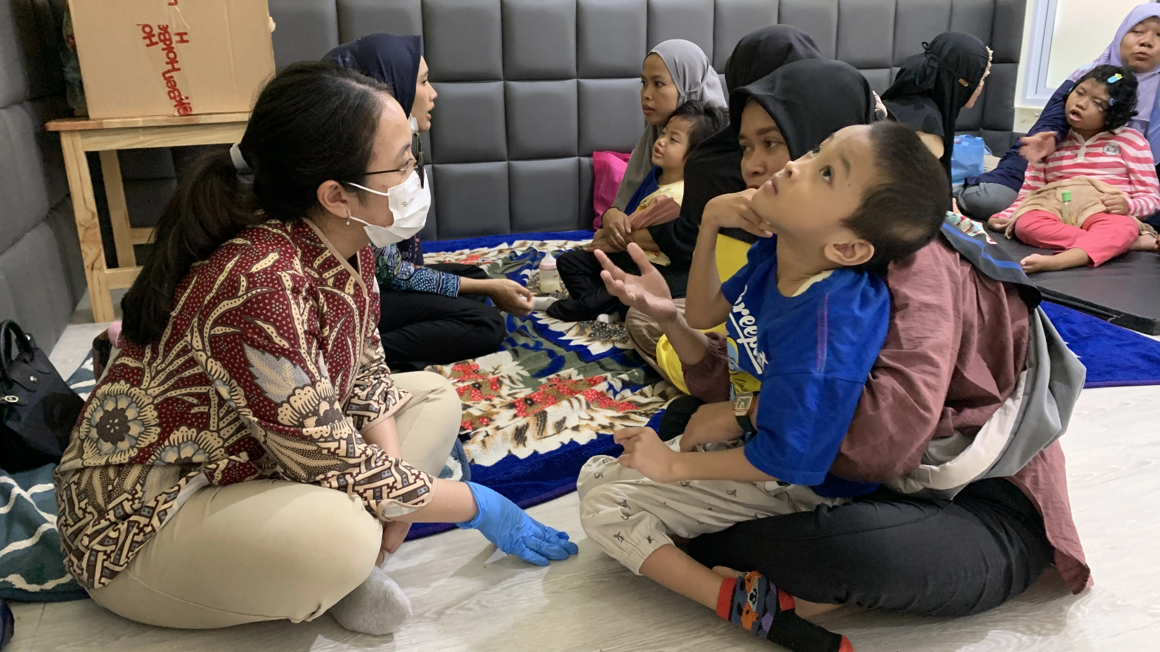 Kegiatan terapi di Rumah Tumbuh Kembang Jendela Ibu